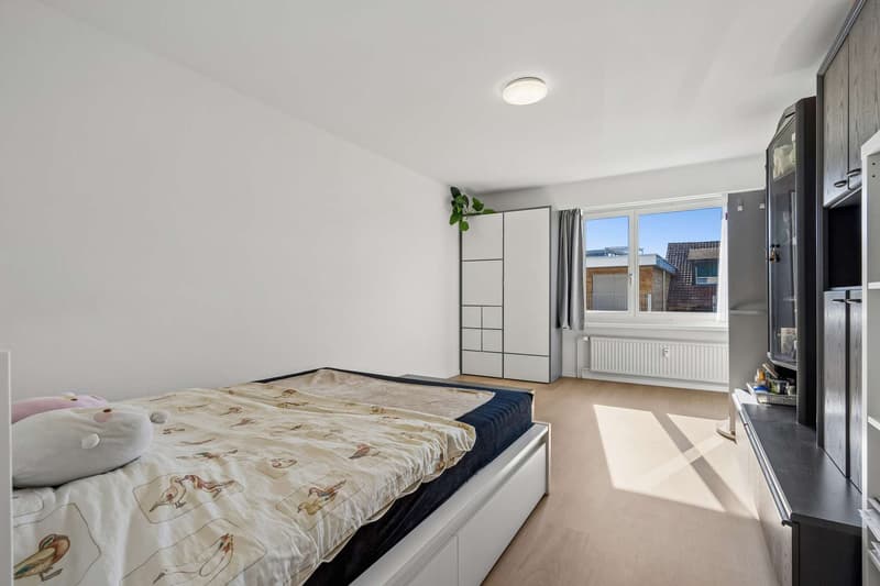 Heller Wohnraum mit Zugang zum Balkon