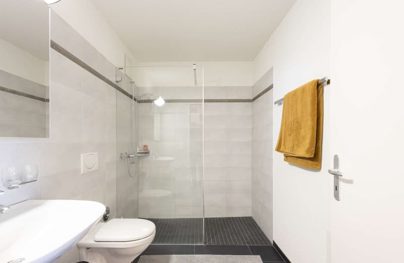 Badezimmer mit Dusche