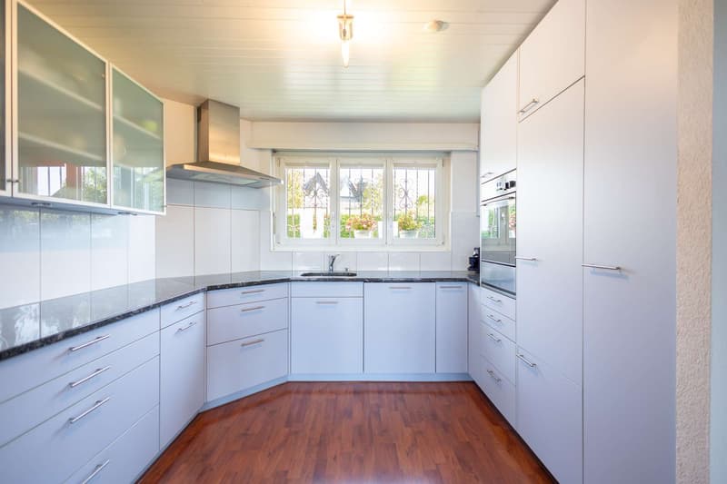 Moderne Küche mit viel Platz und Stauraum