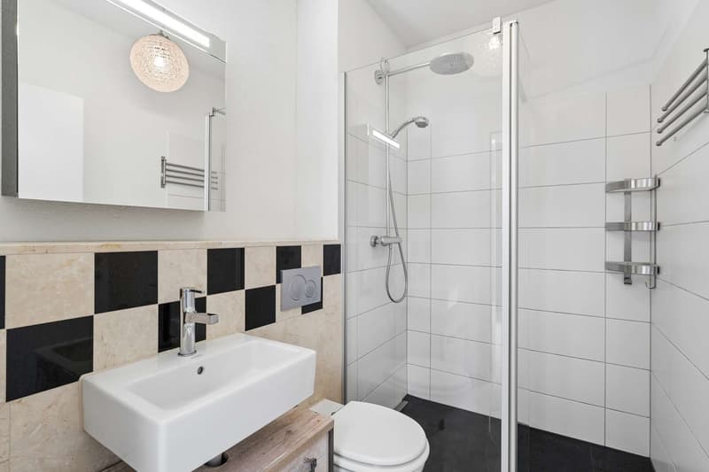 Komfortable Walk-in-Regendusche mit Glaswand