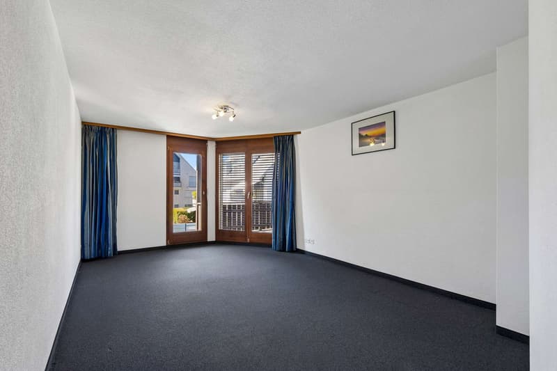 Elternschlafzimmer (ca. 22m2) mit direktem Zugang zum Balkon (1.OG)