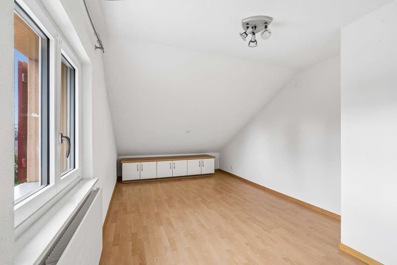 Dachgeschosswohnung: Helles Zimmer als Teil der Dachgeschosswohnung oder als separates Büro 10.93 m²