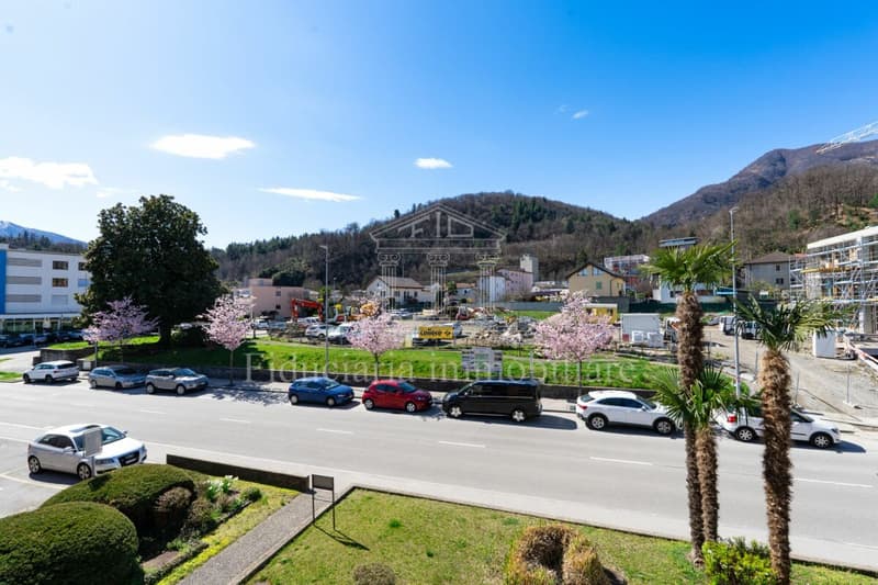LOSONE - Spazio commerciale luminoso e versatile in posizione centrale (8)