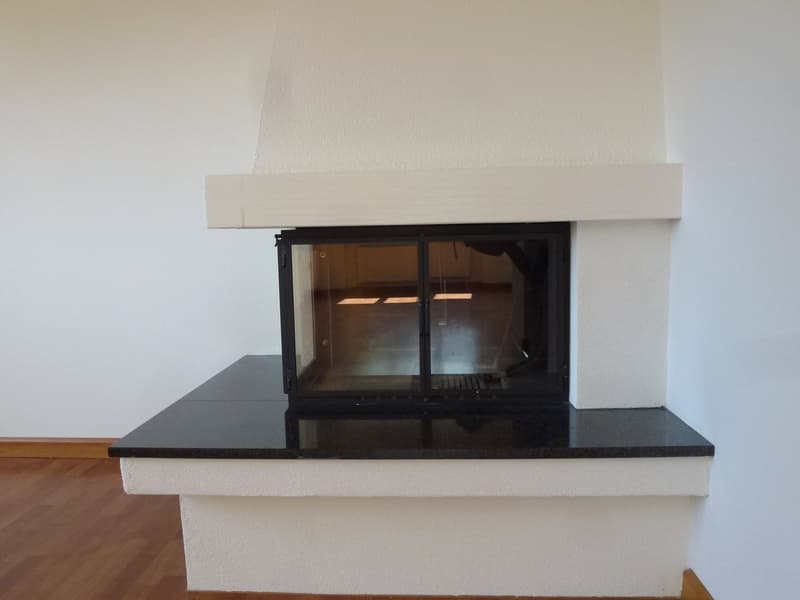 Cheminée mit Steinabdeckung