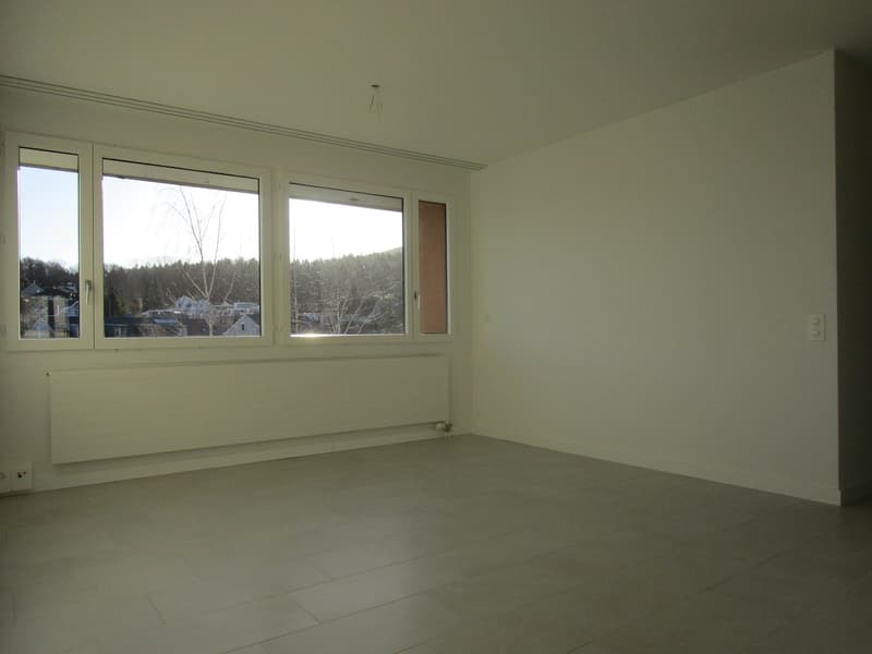 spacious room, white walls, tiled floor, three large windows, central heating