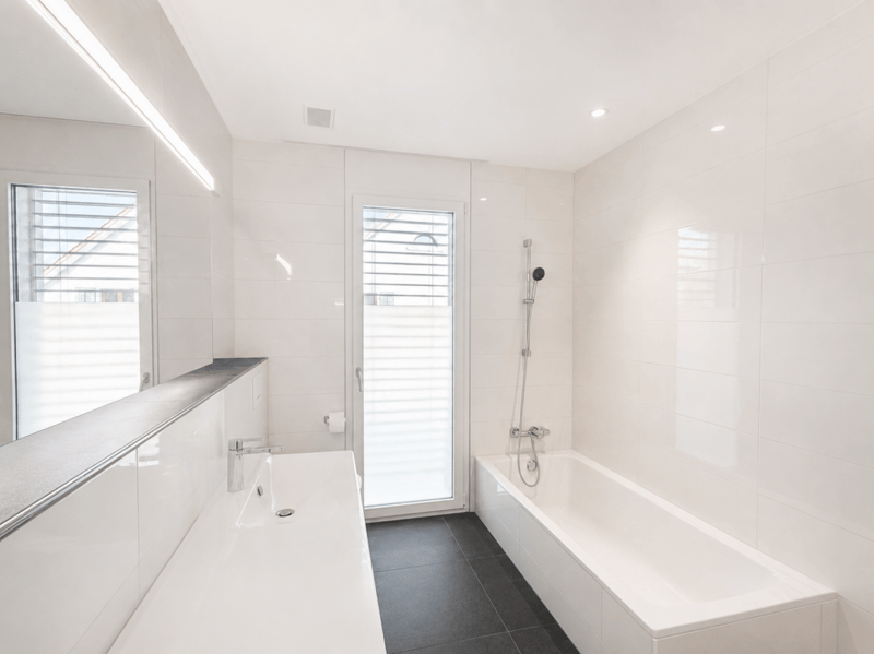 Nasszelle mit Badewanne