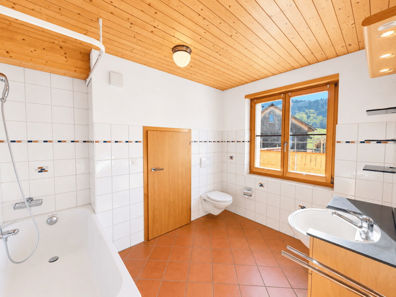 Nasszelle mit Badewanne