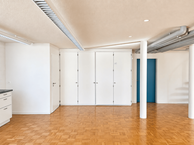 Raum Souterrain mit Einbauschrank