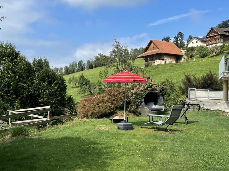 Sitzplatz unter dem Haus