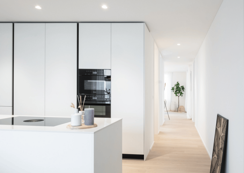 Hochwertige und helle Küche ausgestattet mit Miele-Küchengeräten inklusive Backofen und Steamer