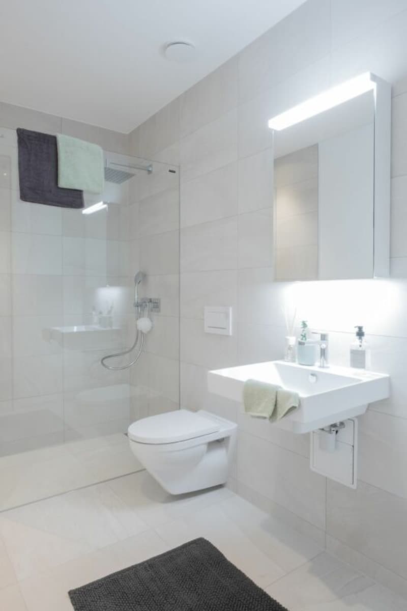 Gästebadezimmer mit Dusche, Lavabo und WC