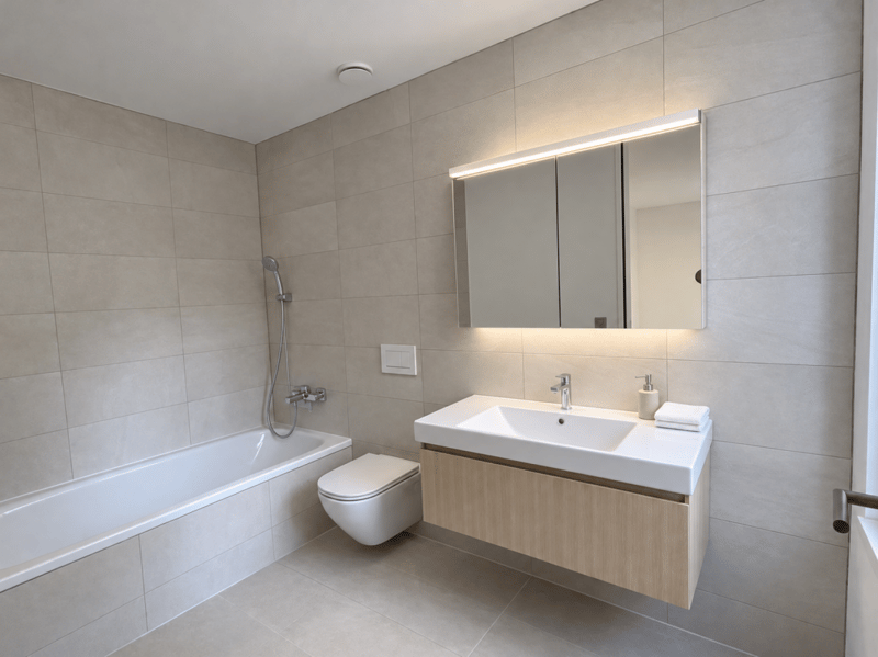 Badezimmer en suite mit Dusche, WC und Lavabo