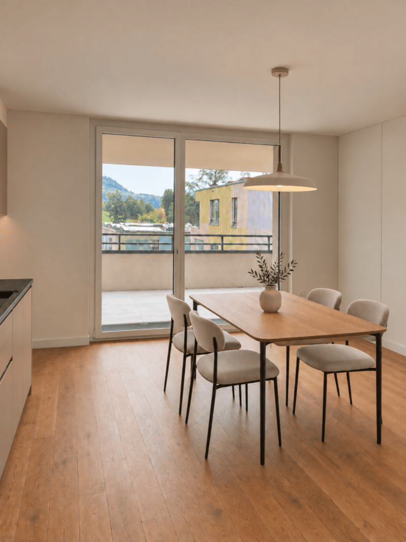 Offener und heller Essbereich mit Zugang zur Loggia vom Essbereich