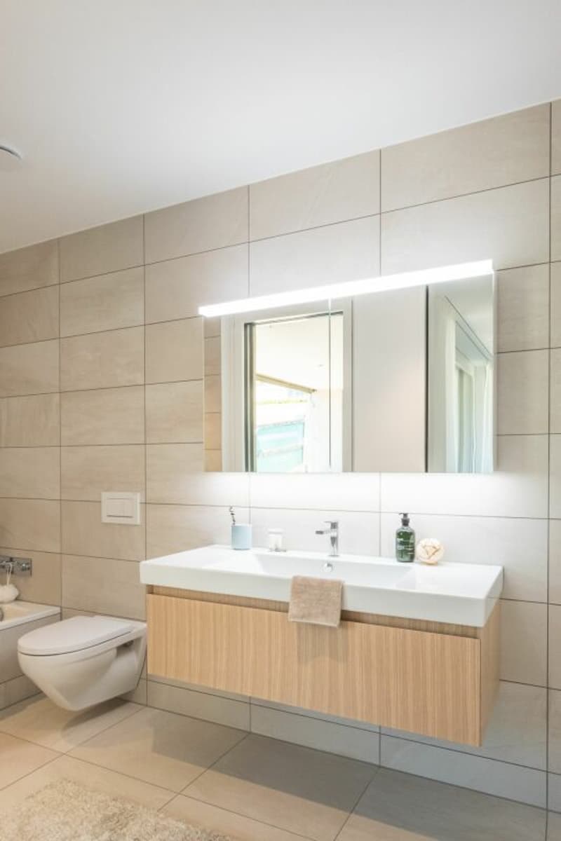 Badezimmer en suite mit Tageslicht und grossem Spiegelschrank