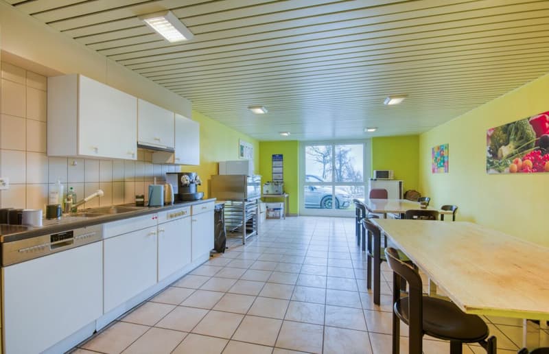 Espace commercial et de stockage attractif dans un emplacement favorable au trafic (13)
