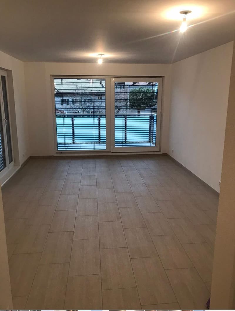Superbe appartement de 2.5 pièces au premier étage avec balcon à côté de l'hôpital. (2)