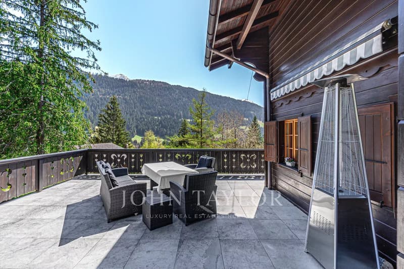 Magnifique chalet niché dans un oasis de verdure avec vue sur les montagnes (1)