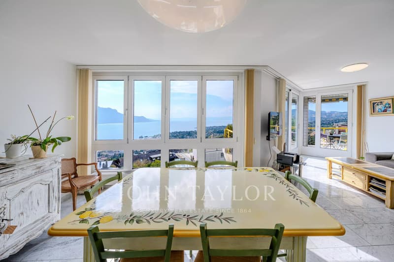 Appartement au dernier étage avec vue panoramique sur le lac à Chernex (1)