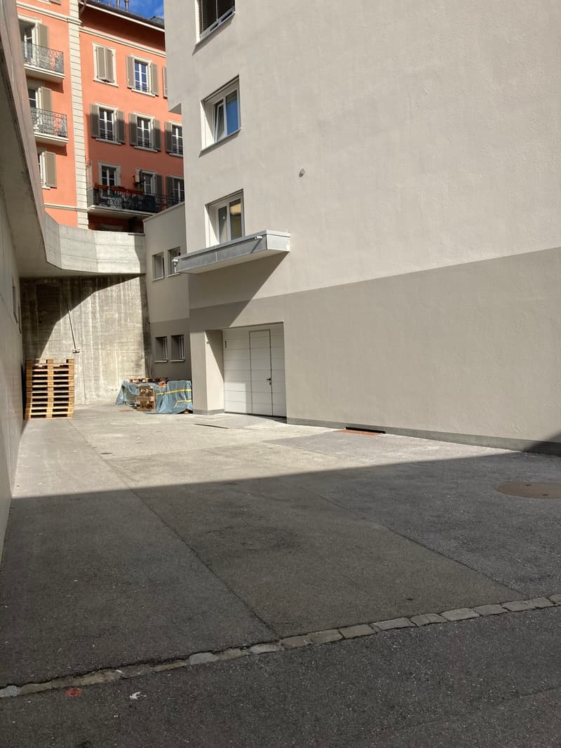 Dépôt situé en plein coeur de Fribourg, facilement accessible (2)