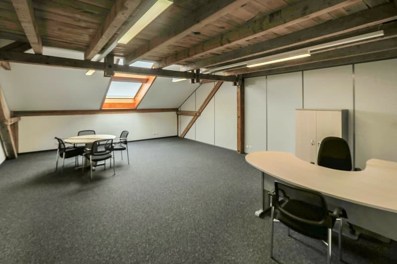 Grande superficie de travail avec salles indépendantes (6)