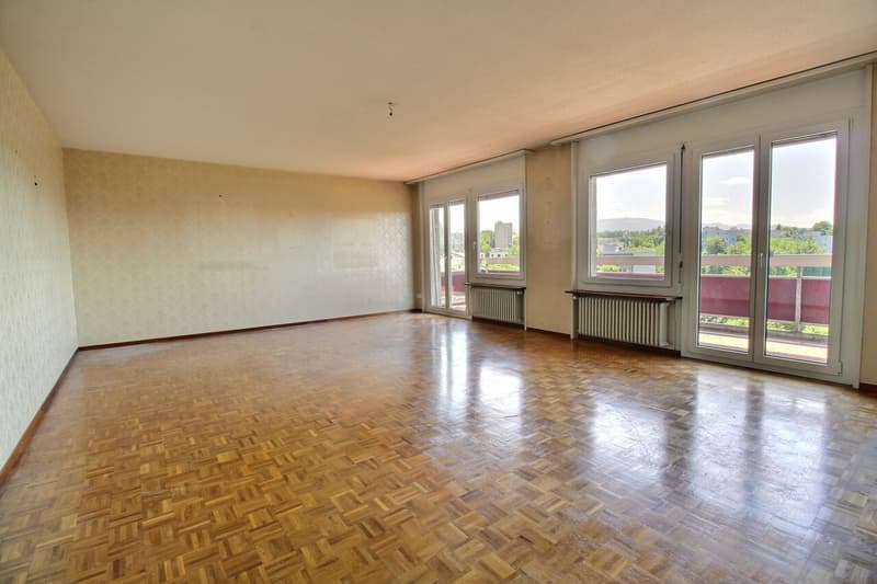 Spacieux appartement familial avec beau potentiel (2)