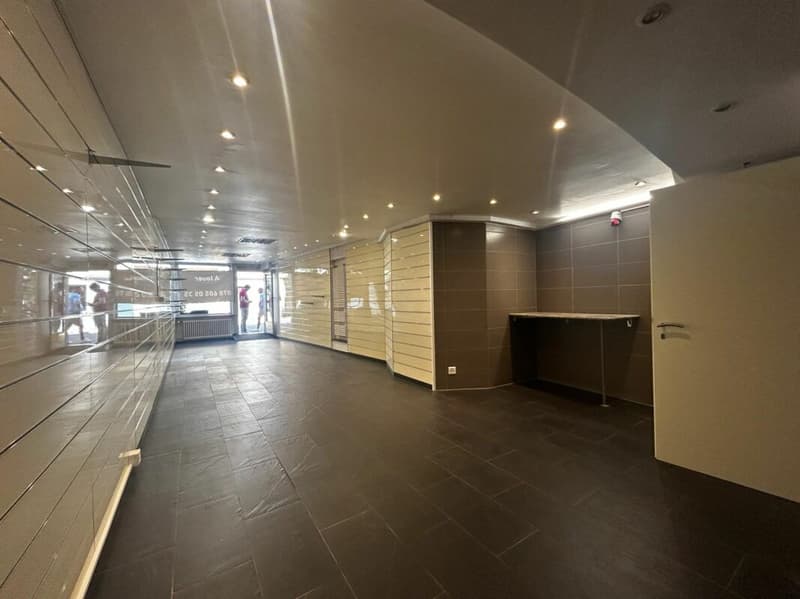 Magnifique local commercial de 75m2 avec vitrine au coeur de Villeneuve (3)