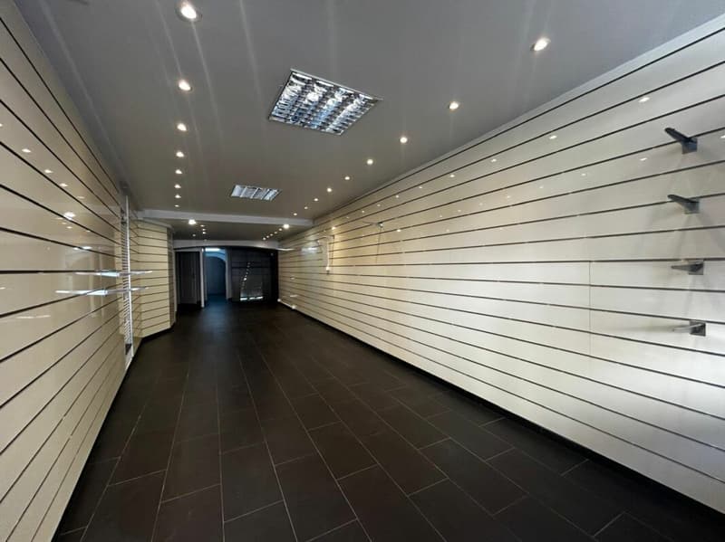 Magnifique local commercial de 75m2 avec vitrine au coeur de Villeneuve (1)