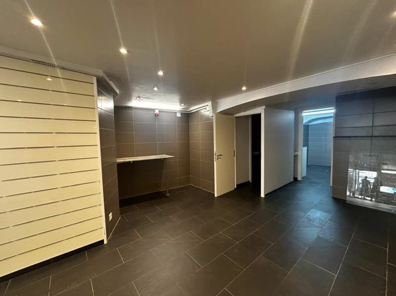 Magnifique local commercial de 75m2 avec vitrine au coeur de Villeneuve (2)