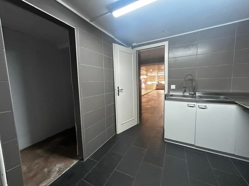 Magnifique local commercial de 75m2 avec vitrine au coeur de Villeneuve (4)