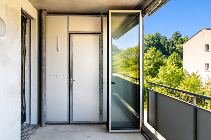 Balkon mit Faltverglasung / Balcon avec vitrage pliant