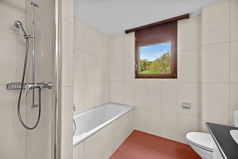 1. OG - Badezimmer / 1er étage - salle de bain