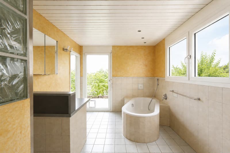 Obergeschoss: Badezimmer / 1er étage: salle de bains