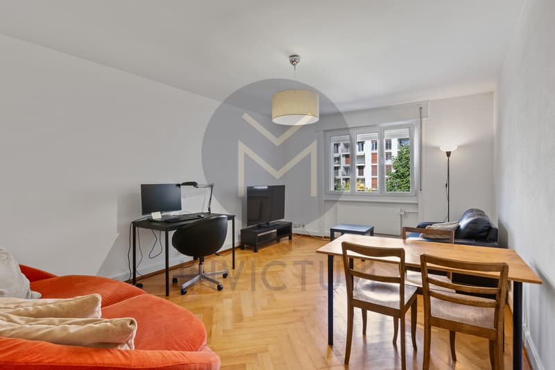 Salon  / a white room with wood floors, a wooden floor, a table with chairs, a television and a small couch