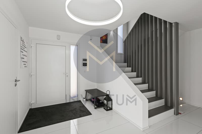 Entrée et escalier intérieur