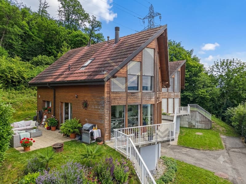Vue extérieure de la villa avec son jardin / the cottage is located on a private property