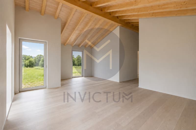 Grand séjour lumineux / an empty room with wooden floors, white walls and a large window