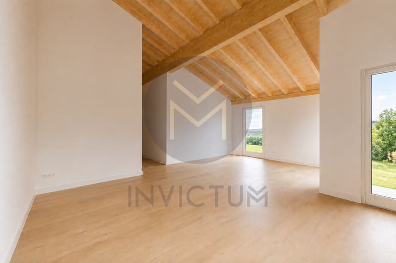 Grand séjour lumineux / an empty room with wooden floors, white walls and a large window