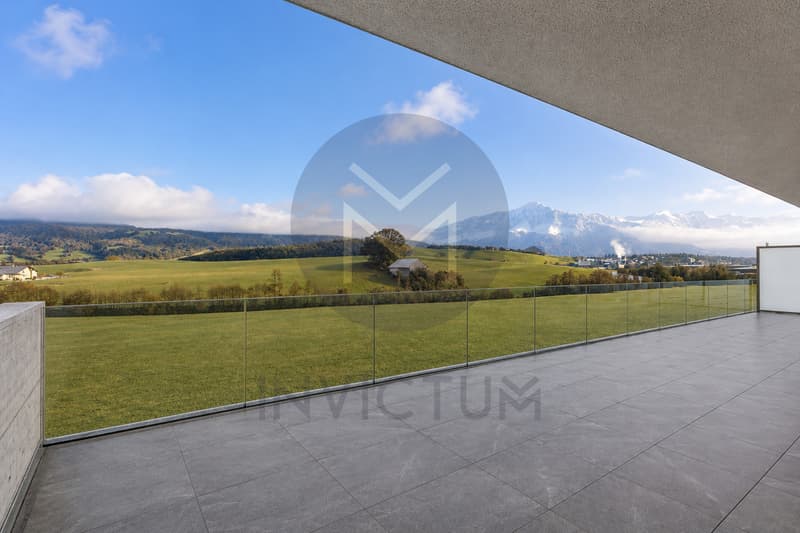 Grand balcon avec une belle vue sur les montagnes / the view of the valley and mountains from the balcony of a modern house