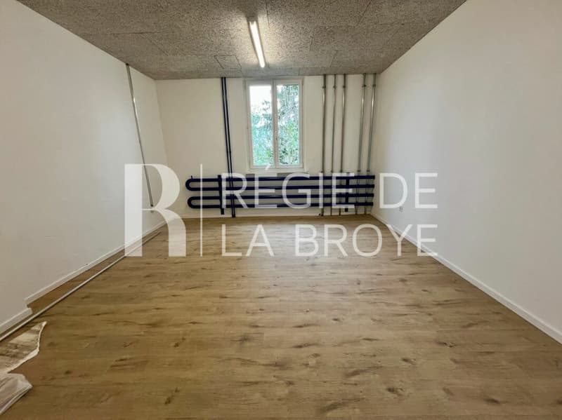 Local - dépôt d'env. 140 m² à Bussy (6)