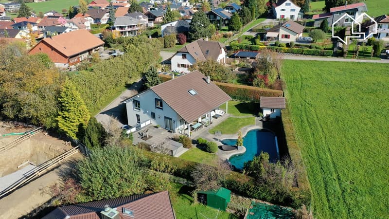 Villa individuelle de 6.5pces avec piscine dans un cadre idyillique (2)