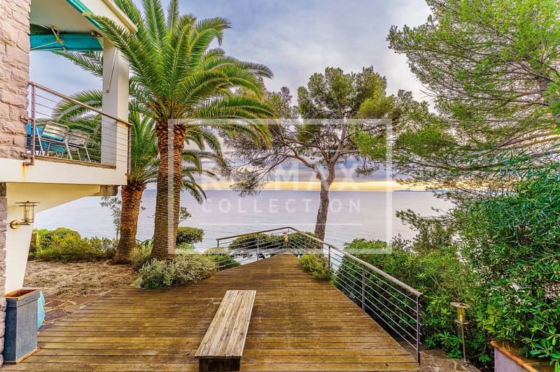Dans le golfe de Saint-Tropez au bord de mer  deux propriétés magnifiques (12)