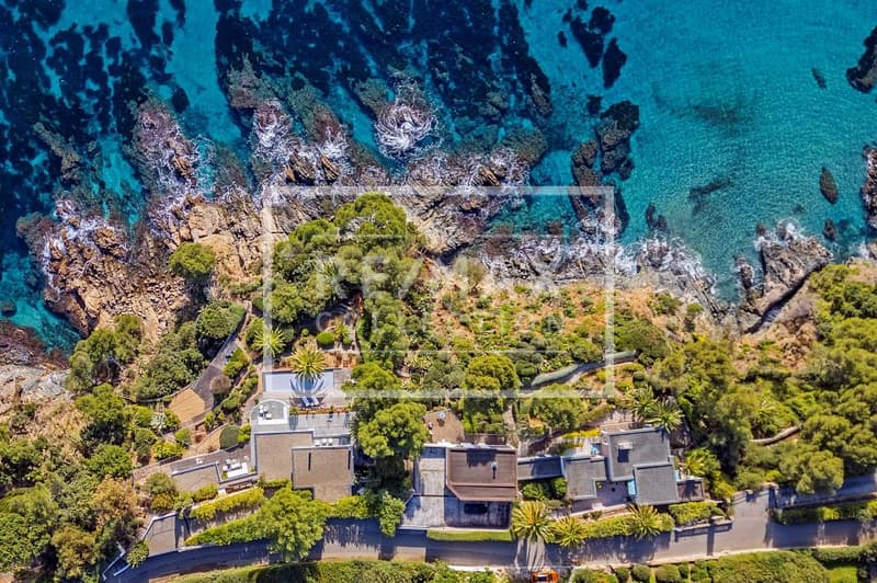 Dans le golfe de Saint-Tropez au bord de mer deux propriétés magnifiques (1)
