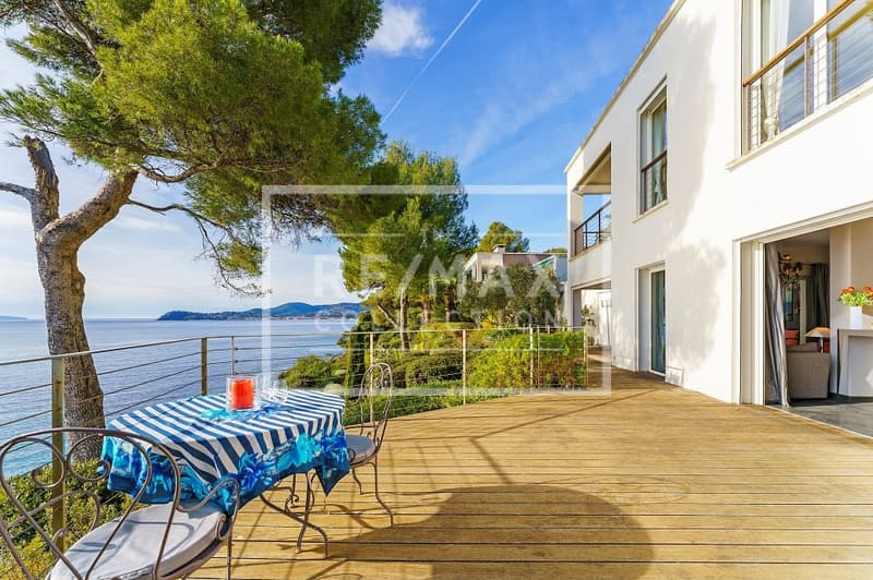 Dans le golfe de Saint-Tropez au bord de mer  deux propriétés magnifiques (11)
