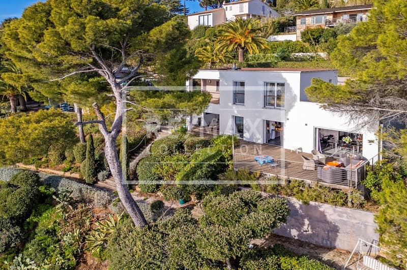 Dans le golfe de Saint-Tropez au bord de mer  deux propriétés magnifiques (9)