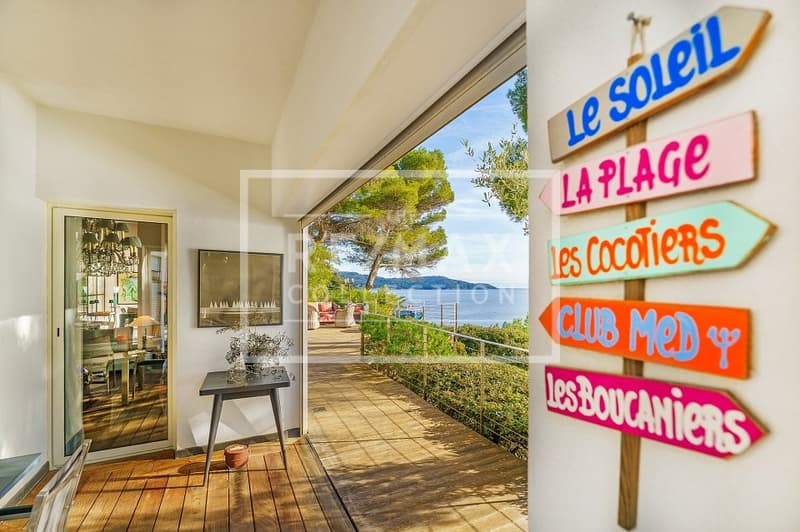 Dans le golfe de Saint-Tropez au bord de mer  deux propriétés magnifiques (5)