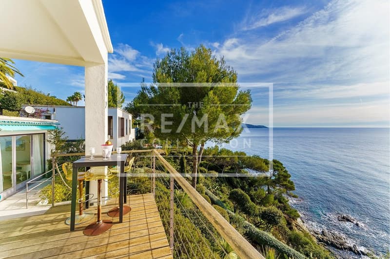 Dans le golfe de Saint-Tropez au bord de mer  deux propriétés magnifiques (8)