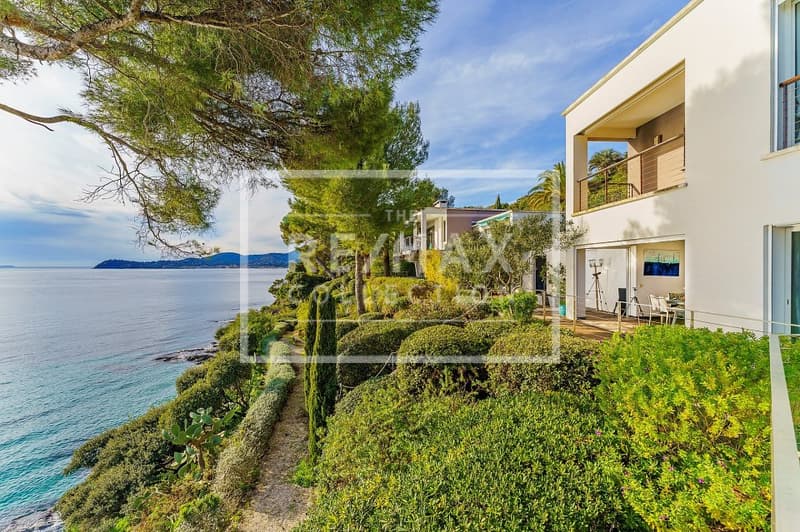 Dans le golfe de Saint-Tropez deux villas au bord de mer (6)