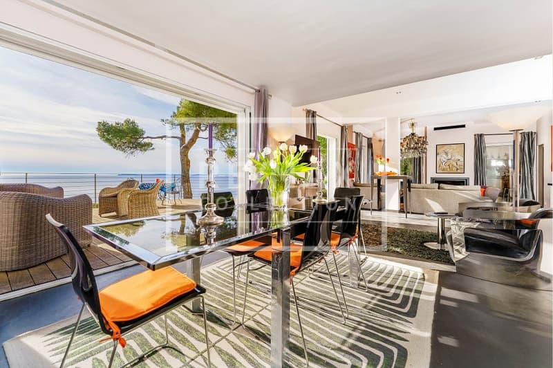 Dans le golfe de Saint-Tropez au bord de mer  deux propriétés magnifiques (2)