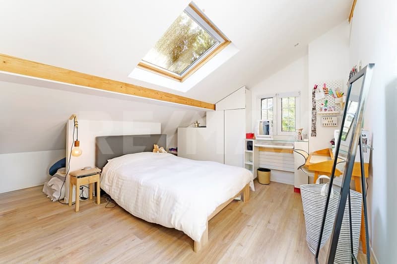 Investissez dans l'avenir : chalet rénové avec terrain et potentiel à Lausanne (11)