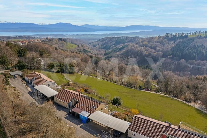 À rénover selon vos envies, avec le lac en toile de fond (2)